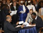 Omar Hassan al-Bashir e Idriss Deby firman la paz entre Sud&aacute;n y Chad. (Normand Blouin / Reuters).