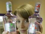 Una empleada muestra dos botellas del 'Vodka para mujeres'. (REUTERS/Alexander Demianchuk)