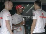 Lewis Hamilton analiza con sus mec&aacute;nicos el GP de Malasia.