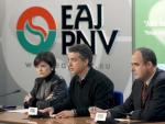 El presidente del PNV, I&ntilde;igo Urkullu (en el centro), durante la rueda de prensa concedida este mi&eacute;rcoles (EFE).