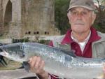 Julio ha pescado el primer salm&oacute;n del r&iacute;o Sella