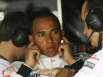 Lewis Hamilton se tapa los o&iacute;dos en Bahrein (REUTERS).