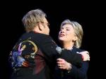 Hillary Clinton recibe un beso del m&uacute;sico brit&aacute;nico Elton John durante un acto ben&eacute;fico de su campa&ntilde;a. (EFE)