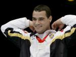Gervasio Deferr sonr&iacute;e en el podio tras ganar la plata en la final de suelo de los Mundiales de gimnasia art&iacute;stica de Stuttgart. (MARIJAN MURAT / EFE)