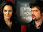 Angelina Jolie mira atentamente a su pareja Brad Pitt.