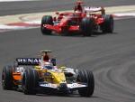 El Renault R28 seguido por uno de los Ferrari en Bahrein. El monoplaza de Alonso necesita mejorar mucho.