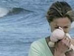 Kate y Gerry McCann en la playa donde podr&iacute;a estar el cuerpo de Maddie. (ARCHIVO)