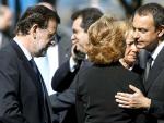 El presidente del Gobierno, Jos&eacute; Luis Rodr&iacute;guez Zapatero, saluda a la presidenta de la Comunidad de Madrid, Esperanza Aguirre, en presencia del l&iacute;der del PP, Mariano Rajoy.