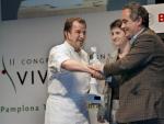 Mart&iacute;n Berasategui recibe el Premio Reyno de Navarra-Vive las Verduras 2008 de manos del ganador en la pasada edici&oacute;n Ferr&aacute;n Adri&aacute;.