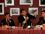 Rafael Correa se reune en Par&iacute;s con familiares de Ingrid Betancourt (EFE).
