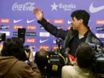 Frank Rijkaard se despide de los periodistas de Barcelona (REUTERS)