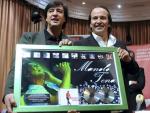 Alvaro Urquijo entrega el doble Disco de Diamante a Tena. FOTO: EFE