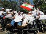 Miembros de la Uni&oacute;n de Discapacitados F&iacute;sicos de L&iacute;bano se manifiestan contra la guerra. (EFE/Wael Hamzeh)