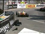 Una imagen del coche de Fernando Alonso, tras chocar contra las protecciones y perder parte del aler&oacute;n trasero.