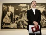 El director del museo Reina Sof&iacute;a, Manuel Borja-Villel con el Guernica a su espalada. (EFE)