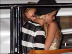 Lohan y su presunta pareja Samantha Ronson durante una fiesta en Cannes. (THE SUN)