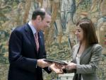 Ibarretxe entrega a la presidenta del Parlamento vasco, Izaskun Bilbao, el proyecto de ley de la consulta popular. EFE/D.A.