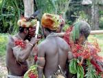 Varios miembros de la tribu ind&iacute;gena que nunca ha sido descubierta en Pap&uacute;a-Nueva Guinea. (FOTO: EFE)
