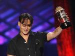 El actor Johnny Depp con uno de sus premios 'MTV Movie Awards'.