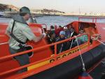 11 inmigrantes llegan al puerto de Almer&iacute;a despu&eacute;s de que la Guardia Civil interceptara la patera en la que viajaban al este de Cabo de Gata. (Carlos Barba / EFE).