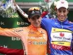El podio de la Bicicleta Vasca 2008: Eros Capecchi (centro), Igor Ant&oacute;n (izda) y Adri&aacute;n Palomares (dcha) (EFE).