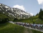El pelot&oacute;n de favoritos, durante la sexta etapa de la Vuelta a Suiza (REUTERS).