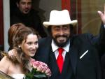 Pavarotti y su mujer, Nicoletta Mantovani, el d&iacute;a de su boda.