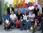 Artistas que participan en 'La ciudad inventada', junto al alcalde, Tom&aacute;s Santos (3i, de pie).EFE