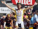 Riccardo Ricc&oacute; celebra su victoria en la sexta etapa del Tour 2008 con Alejandro Valverde (izda) detr&aacute;s (REUTERS).