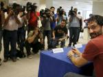 Jorge Garbajosa posa ante los medios tras anunciar su adi&oacute;s a Toronto.