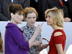 La primera dama francesa, Carla Bruni-Sarkozy, habla con dos mujeres sin identificar durante el desfile militar del D&iacute;a de la Bastilla.
