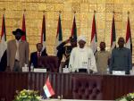 El presidente de Sud&aacute;n, Omar Hassan al-Bashir (3d), llega a la ceremonia de firma de la nueva ley electoral en Khartoum (Sud&aacute;n). (REUTERS)