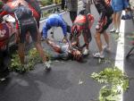 &Oacute;scar Pereiro es atendido tras su ca&iacute;da en la 15&ordf; etapa del Tour de Francia. (AP Photo)