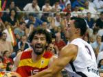 El jugador de la selecci&oacute;n espa&ntilde;ola de baloncesto, Jorge Garbajosa, trata de entrar a canasta en el partido ante Portugal.