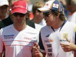 Fernando Alonso (dcha) charla con Jarno Trulli en el circuito de Hungaroring.