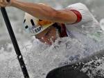 Ander Elosegui, en acci&oacute;n durante una de las semifinales de pirag&uuml;ismo en aguas bravas en la categor&iacute;a C-1 (REUTERS).