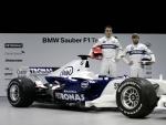 El alem&aacute;n Nick Heidfeld (dcha) y el polaco Robert Kubica, durante la presentaci&oacute;n del equipo BMW Sauber para 2007.