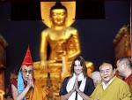 El Dalai Lama, Carla Bruni-Sarkozy y Sogyal Rinpoche, director del templo budista Lerab Ling.