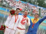 El palista espa&ntilde;ol David Cal, el ruso Maxim Opalev y el ucraniano Iurii Cheban celebran sus medallas de plata, oro y bronce, respectivamente, al t&eacute;rmino de la final masculina de C1 500 metros. (EFE)