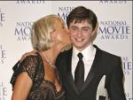 Helen Mirren besa a Daniel Radcliffe durante una gala de premios (Foto: KORPA).