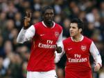 El delantero del Arsenal, Emmanuel Adebayor, celebra un gol con Cesc F&aacute;bregas.