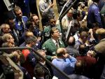 Corredores de la Bolsa de Nueva York, observando las pantallas al cierre de catastr&oacute;fica jornada en Wall Street. (EFE)