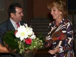Esperanza Aguirre, recibiendo un ramo de flores junto a Arsenio Escolar. (JORGE PAR&Iacute;S)