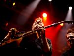 El cantante canadiense Bryan Adams (i) durante la actuaci&oacute;n que ha ofrecido en el Palau Ol&iacute;mpic de Badalona. (EFE)