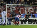 Gonzalo Higua&iacute;n (dcha) lanza el penalti en el derbi entre el Atl&eacute;tico y el Real Madrid.