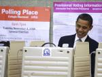 Barack Obama vota en su colegio electoral de Chicago.