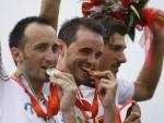 Samuel S&aacute;nchez muerde su medalla de oro junto a Davide Rebellin, plata, y Fabian Cancellara, bronce. (REUTERS)