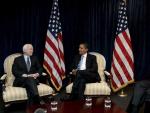 El presidente electo estadounidense, Barack Obama, conversa con el ex candidato republicano John McCain, y el pr&oacute;ximo jefe de gabinete de Obama, Rahm Emanuel, en Chicago (F. Polich / EFE)