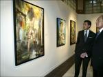 Pal Sarkozy (a la derecha) junto a una de las obras que present&oacute; en su &uacute;ltima exposici&oacute;n en Madrid, el pasado verano (KORPA).