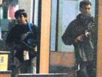Dos de los terroristas que tomaron los hoteles de Bombay, con fusiles de asalto, en una foto de Flickr&nbsp; (Dotcompals)